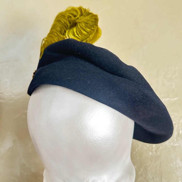 ALLURING 1940s\' BLACK FELT BERET WITH GATHERED TOP + CURLED CHARTREUSE  FEATHER main image 7